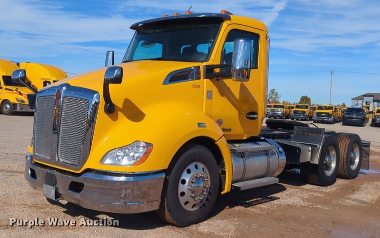image for item EQ2462 2021 Kenworth T680 semi truck
