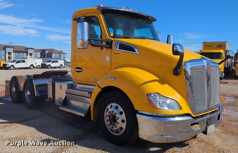 image for item EQ2462 2021 Kenworth T680 semi truck