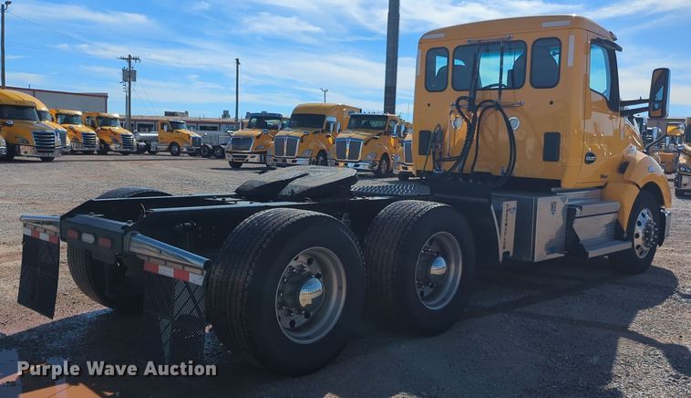 image for item EQ2462 2021 Kenworth T680 semi truck