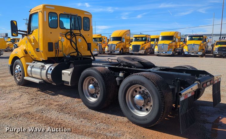 image for item EQ2462 2021 Kenworth T680 semi truck