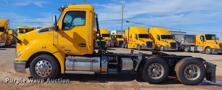 image for item EQ2462 2021 Kenworth T680 semi truck