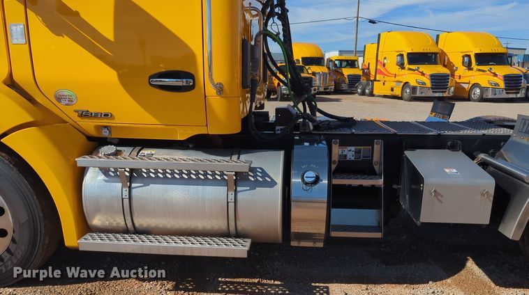 image for item EQ2462 2021 Kenworth T680 semi truck