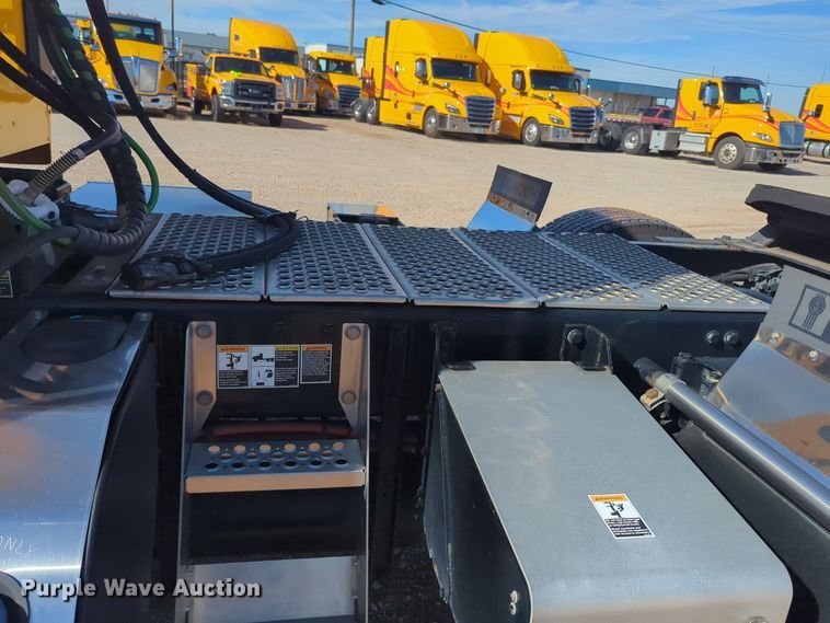 image for item EQ2462 2021 Kenworth T680 semi truck