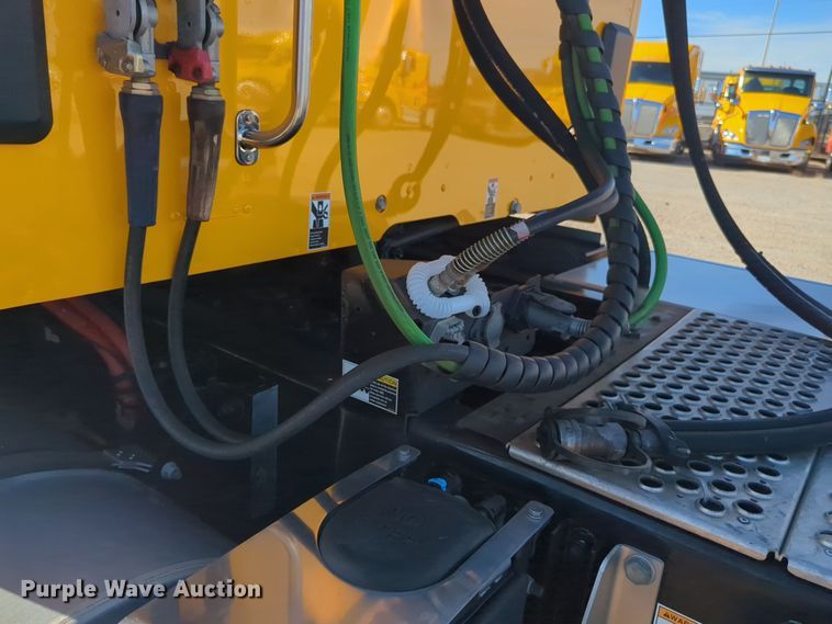 image for item EQ2462 2021 Kenworth T680 semi truck