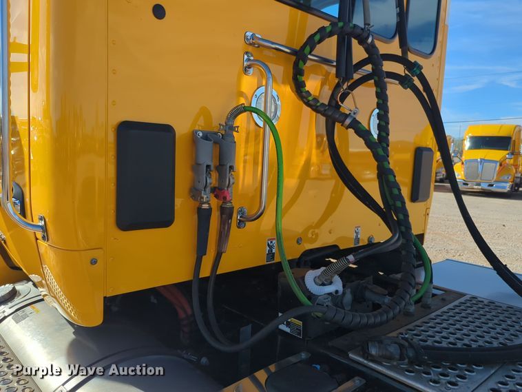 image for item EQ2462 2021 Kenworth T680 semi truck