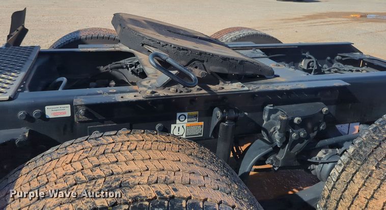 image for item EQ2462 2021 Kenworth T680 semi truck