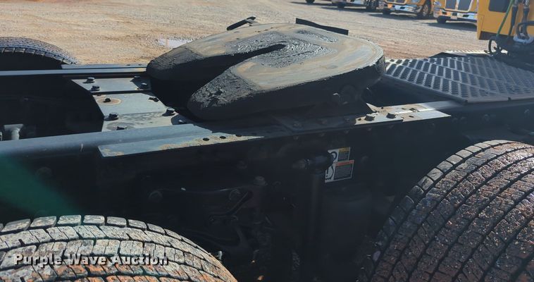 image for item EQ2462 2021 Kenworth T680 semi truck