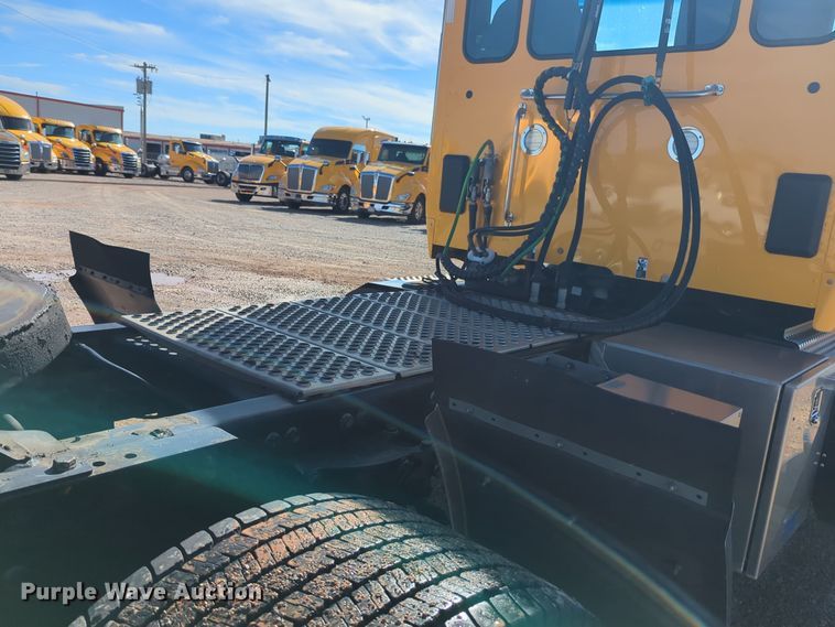 image for item EQ2462 2021 Kenworth T680 semi truck