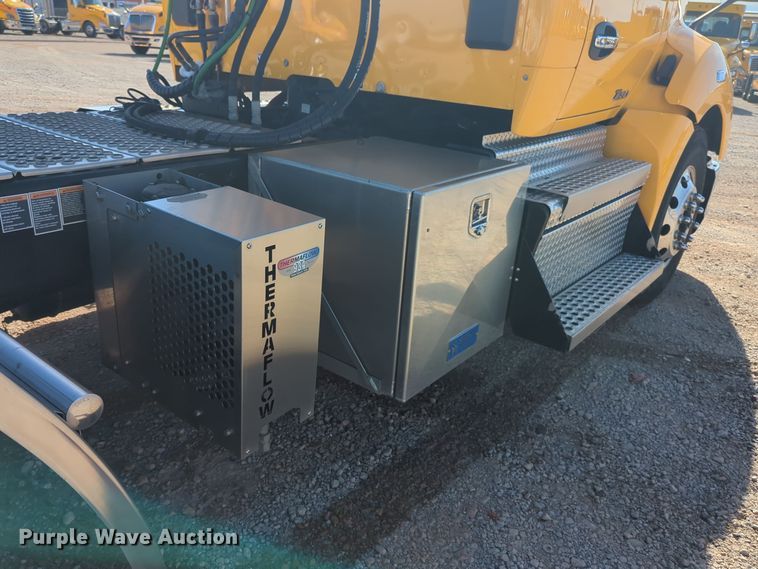 image for item EQ2462 2021 Kenworth T680 semi truck