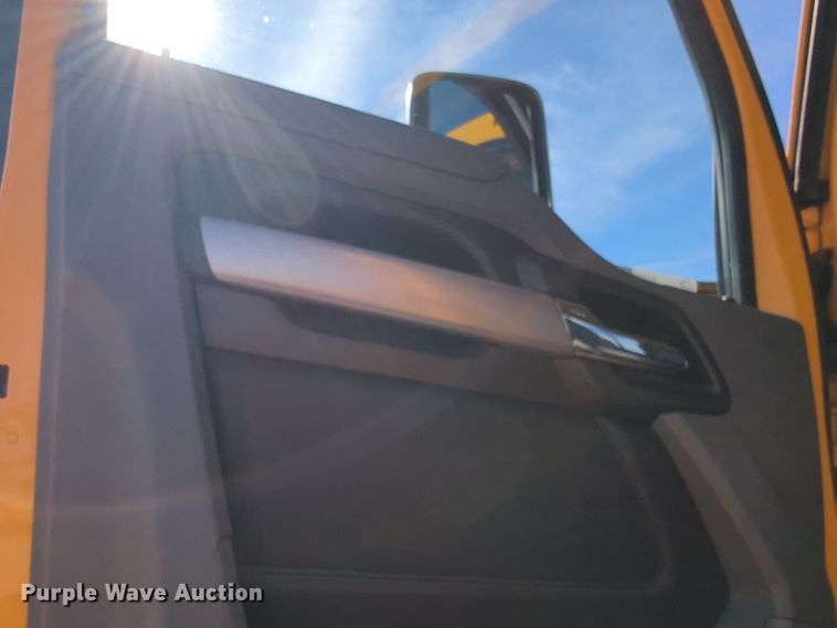 image for item EQ2462 2021 Kenworth T680 semi truck