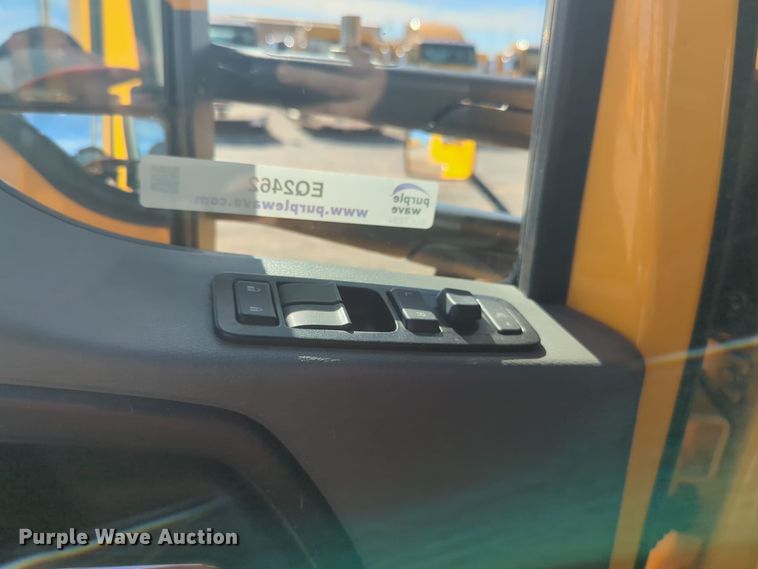 image for item EQ2462 2021 Kenworth T680 semi truck