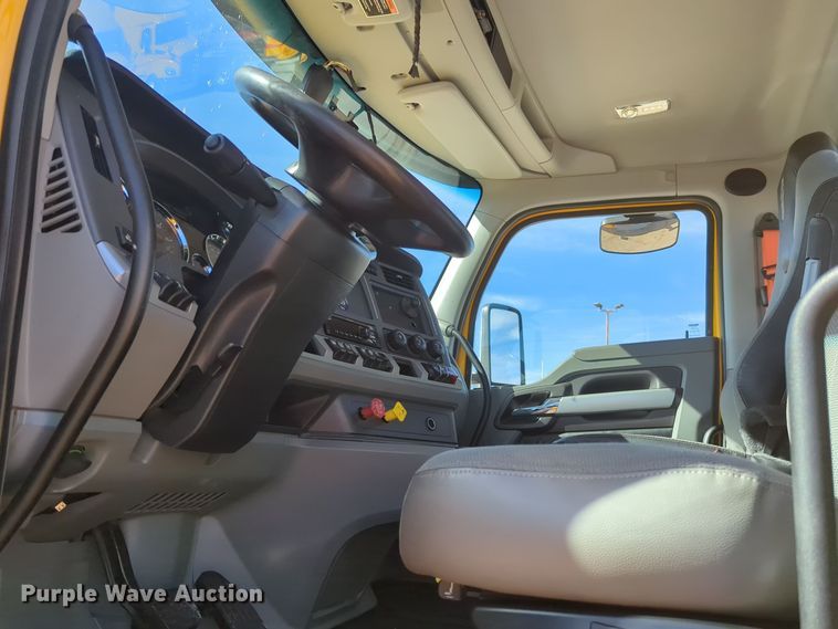 image for item EQ2462 2021 Kenworth T680 semi truck