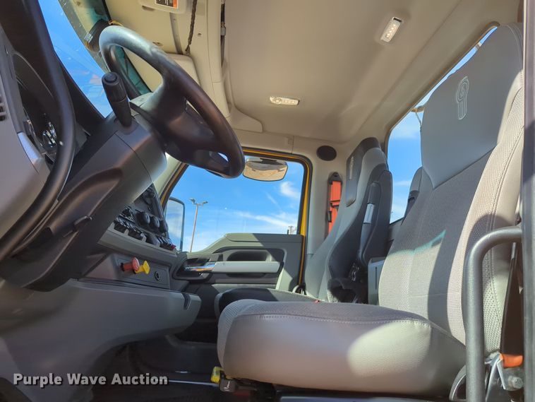 image for item EQ2462 2021 Kenworth T680 semi truck