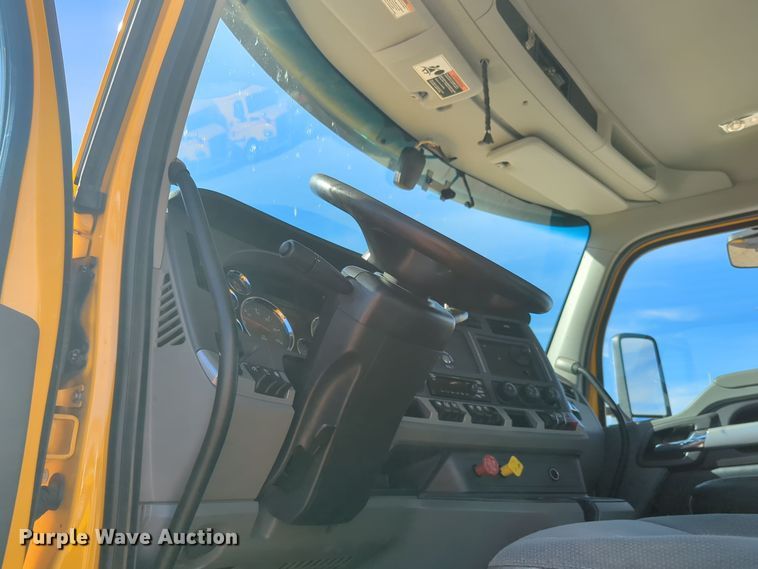 image for item EQ2462 2021 Kenworth T680 semi truck