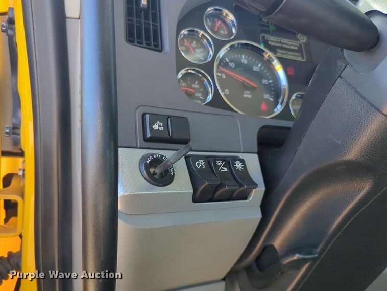 image for item EQ2462 2021 Kenworth T680 semi truck