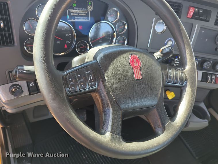 image for item EQ2462 2021 Kenworth T680 semi truck