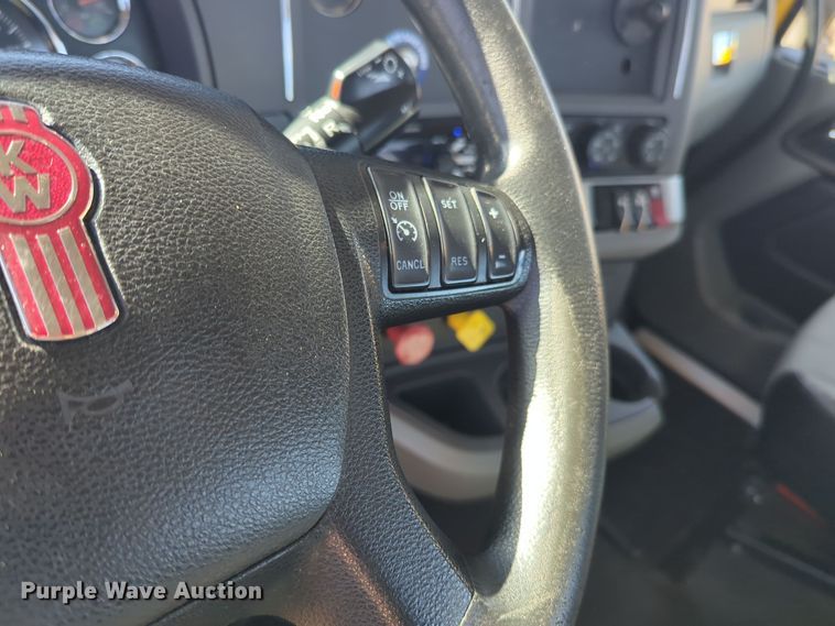 image for item EQ2462 2021 Kenworth T680 semi truck