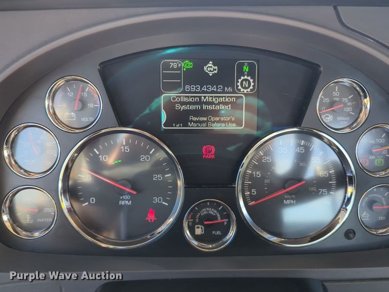 image for item EQ2462 2021 Kenworth T680 semi truck