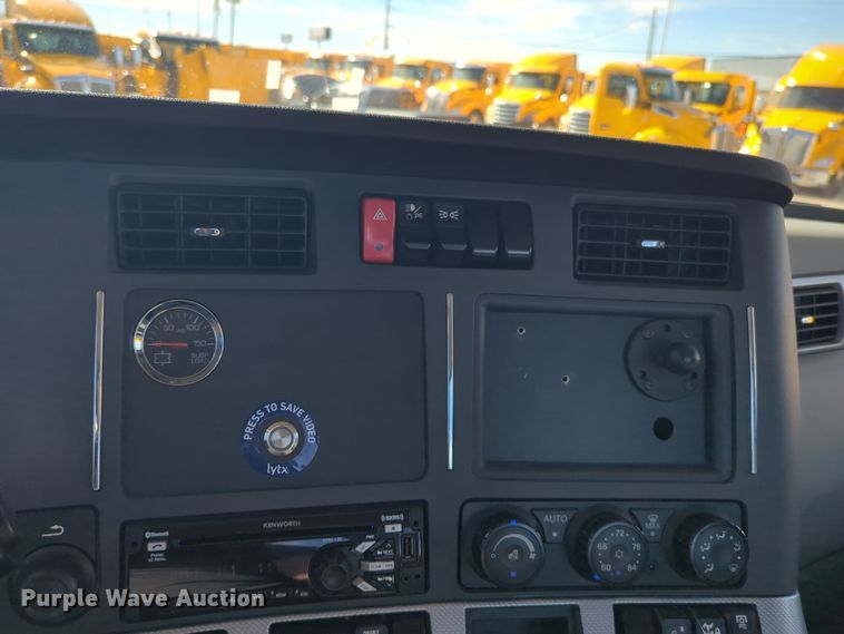 image for item EQ2462 2021 Kenworth T680 semi truck