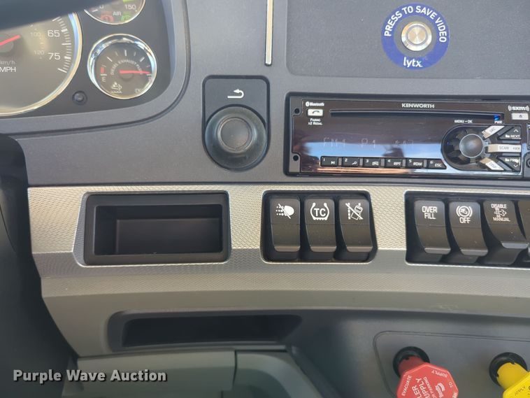 image for item EQ2462 2021 Kenworth T680 semi truck