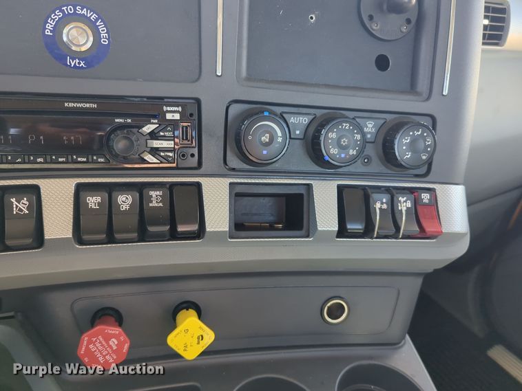 image for item EQ2462 2021 Kenworth T680 semi truck