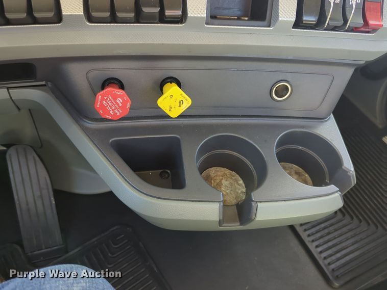 image for item EQ2462 2021 Kenworth T680 semi truck