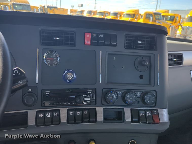 image for item EQ2462 2021 Kenworth T680 semi truck