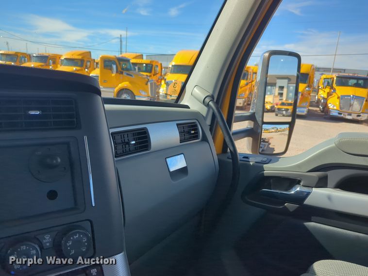 image for item EQ2462 2021 Kenworth T680 semi truck