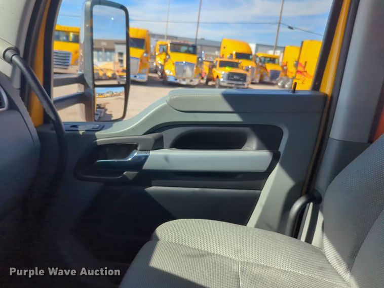 image for item EQ2462 2021 Kenworth T680 semi truck