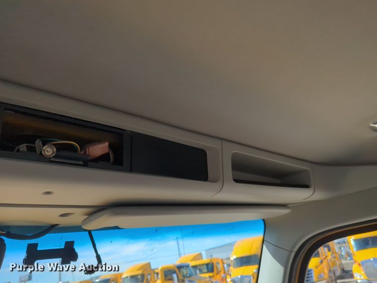 image for item EQ2462 2021 Kenworth T680 semi truck