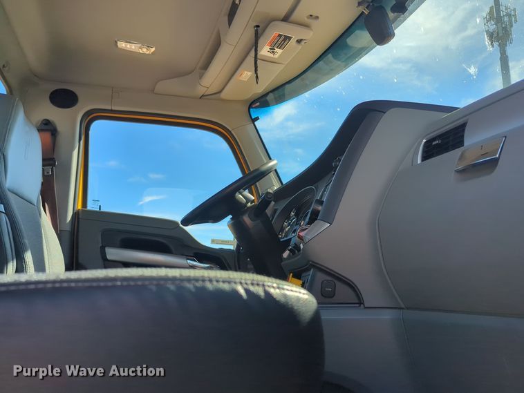 image for item EQ2462 2021 Kenworth T680 semi truck