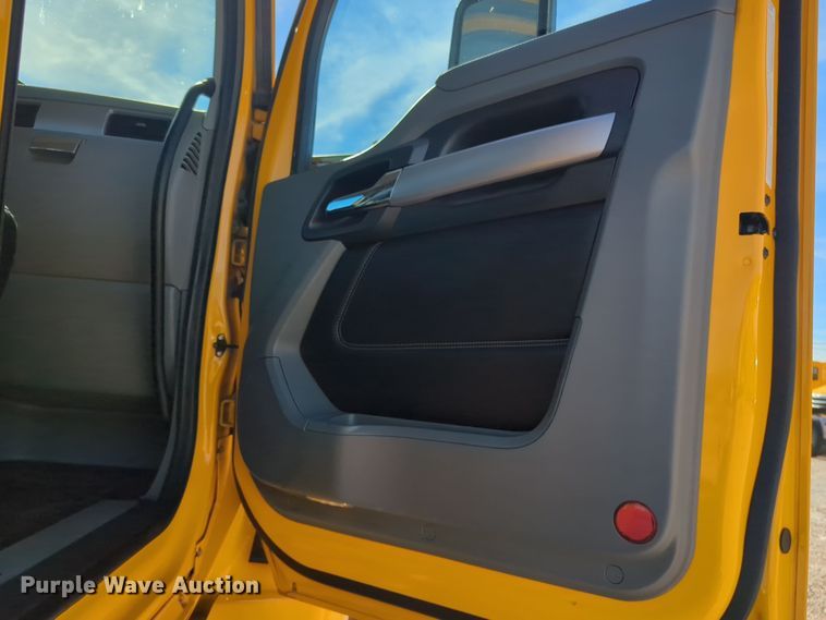 image for item EQ2462 2021 Kenworth T680 semi truck