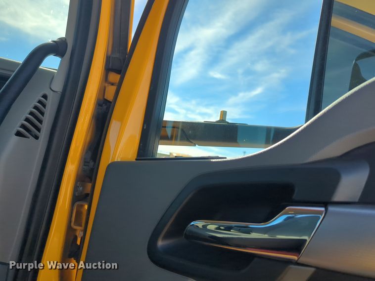 image for item EQ2462 2021 Kenworth T680 semi truck