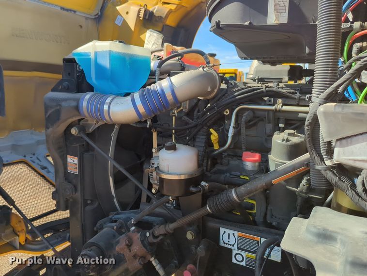 image for item EQ2462 2021 Kenworth T680 semi truck