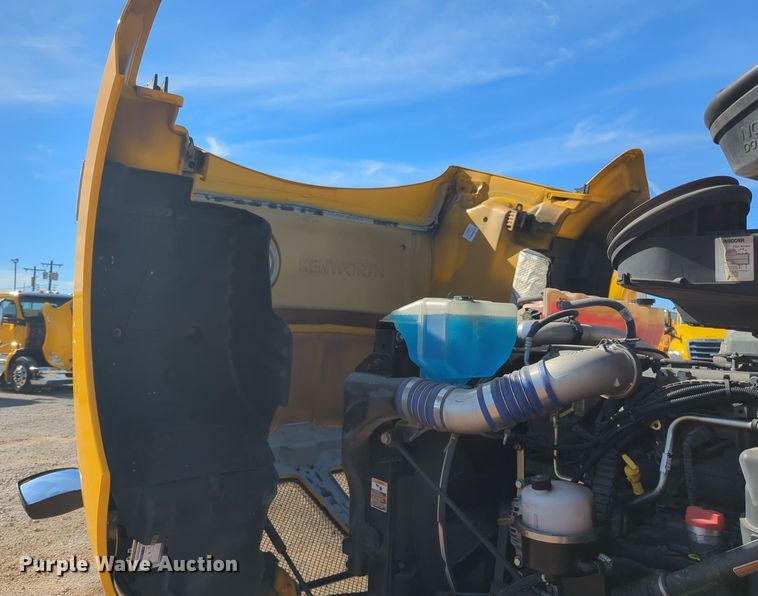 image for item EQ2462 2021 Kenworth T680 semi truck