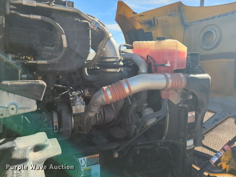 image for item EQ2462 2021 Kenworth T680 semi truck