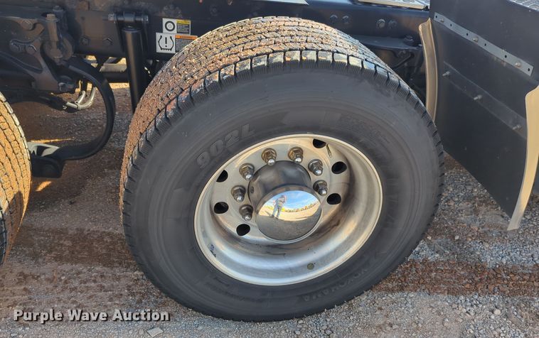 image for item EQ2462 2021 Kenworth T680 semi truck