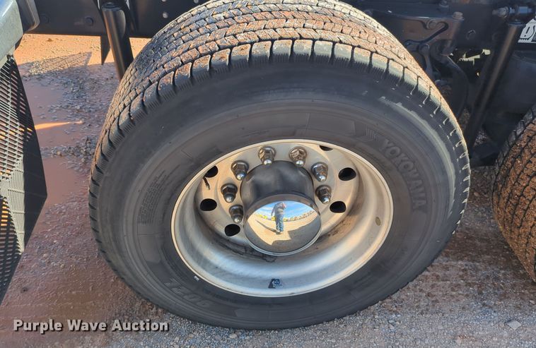 image for item EQ2462 2021 Kenworth T680 semi truck