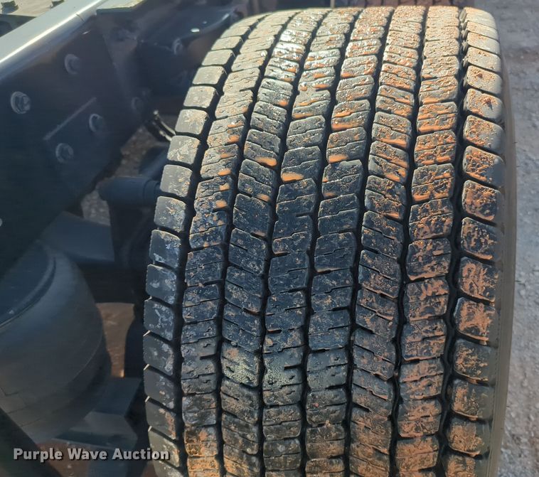 image for item EQ2462 2021 Kenworth T680 semi truck