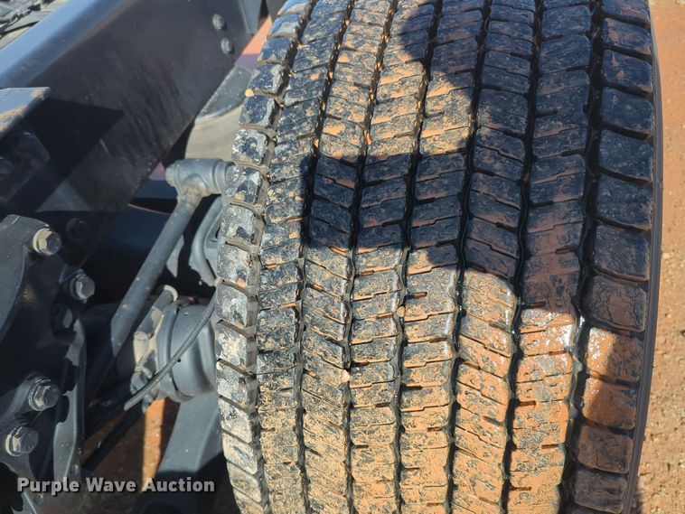 image for item EQ2462 2021 Kenworth T680 semi truck