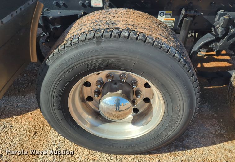 image for item EQ2462 2021 Kenworth T680 semi truck