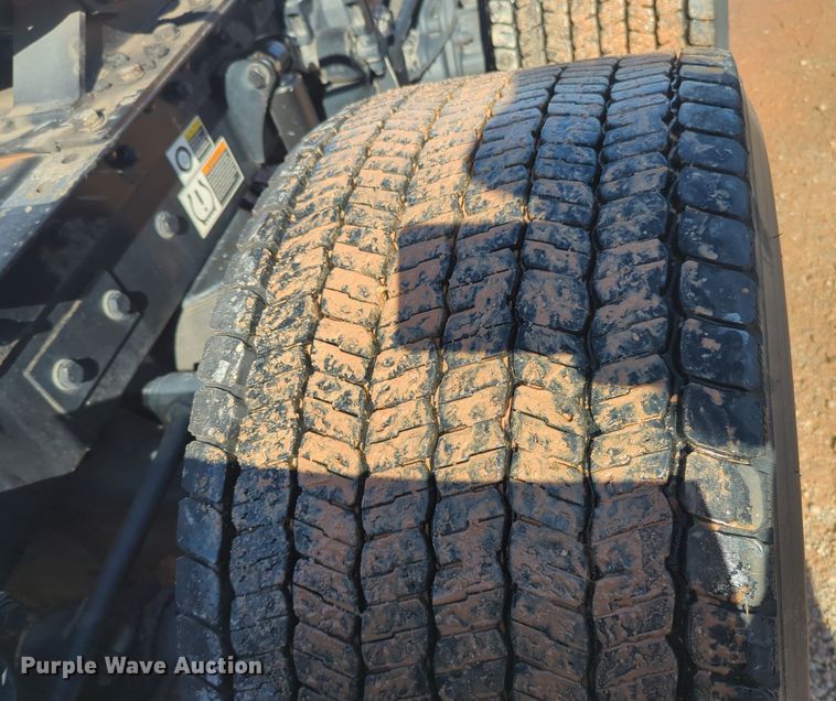 image for item EQ2462 2021 Kenworth T680 semi truck