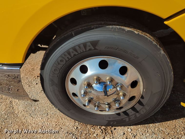 image for item EQ2462 2021 Kenworth T680 semi truck