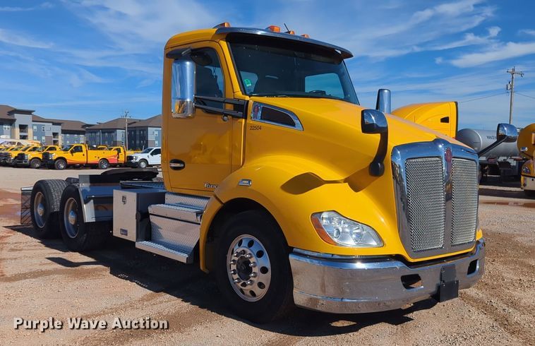 image for item EQ2463 2022 Kenworth T680 semi truck