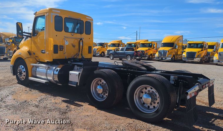 image for item EQ2463 2022 Kenworth T680 semi truck