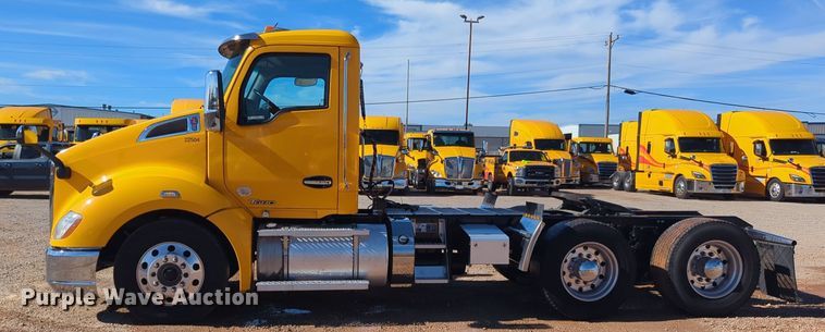 image for item EQ2463 2022 Kenworth T680 semi truck