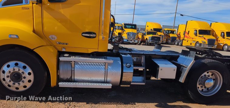 image for item EQ2463 2022 Kenworth T680 semi truck