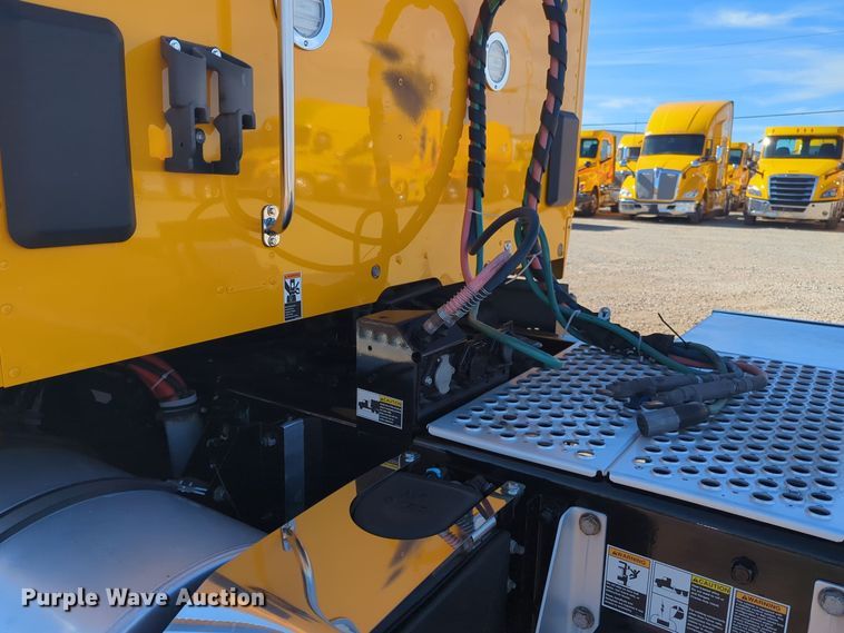 image for item EQ2463 2022 Kenworth T680 semi truck