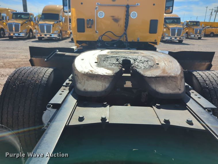 image for item EQ2463 2022 Kenworth T680 semi truck