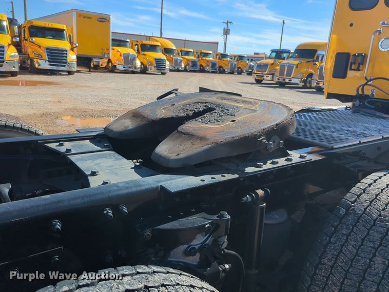 image for item EQ2463 2022 Kenworth T680 semi truck